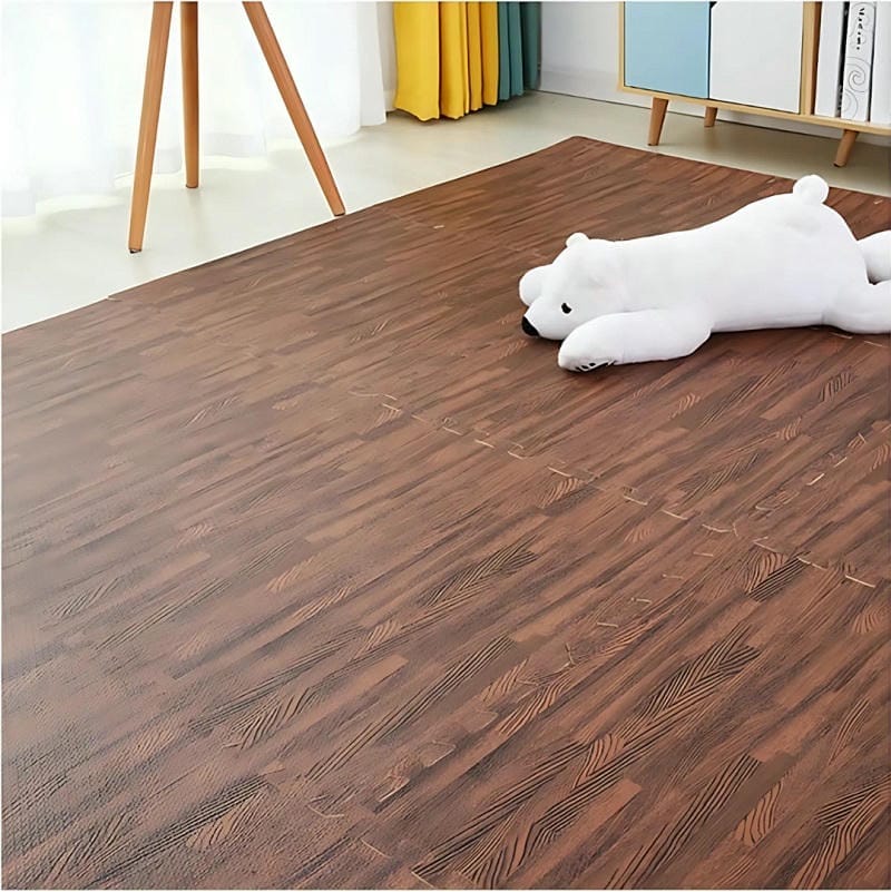 , vì EVA hạn chế truyền lạnh từ nền gạch hoặc bê tông lên bàn chân